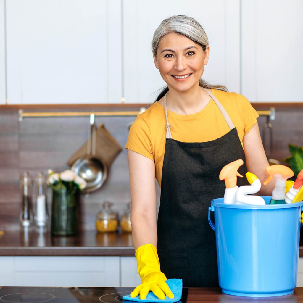 Senioren putzt und lächelt